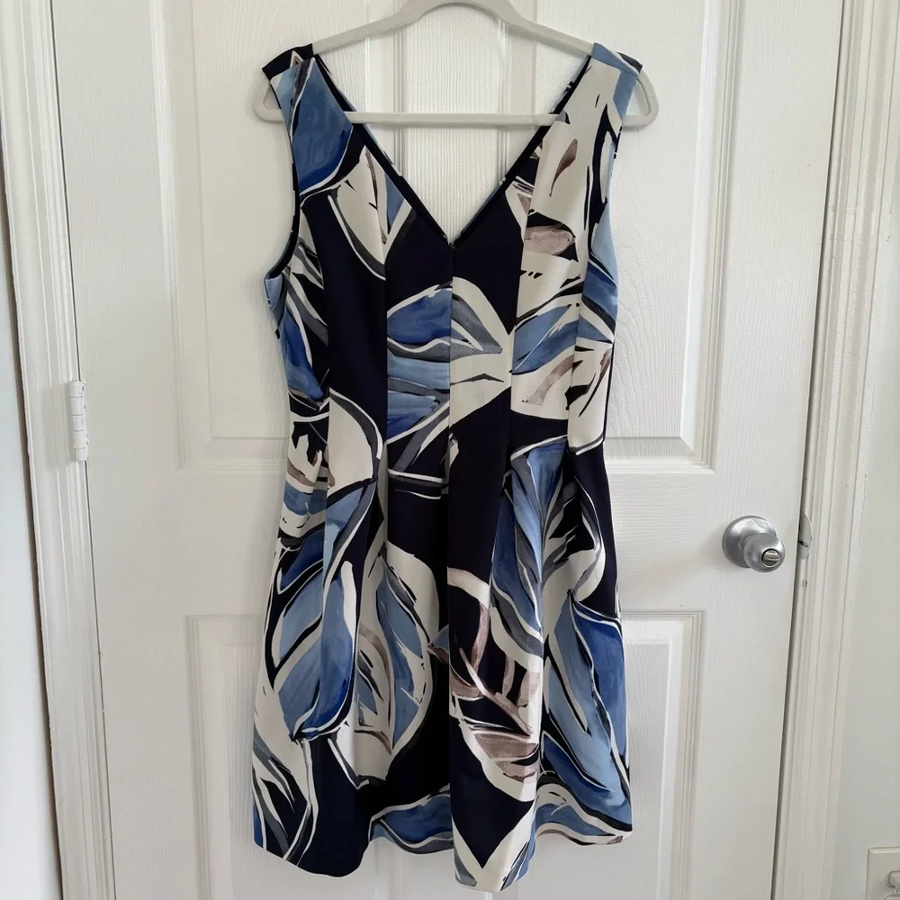 Vince Camuto Navy and Cream V-Neck Printed Dress - Picture 2 of 6
